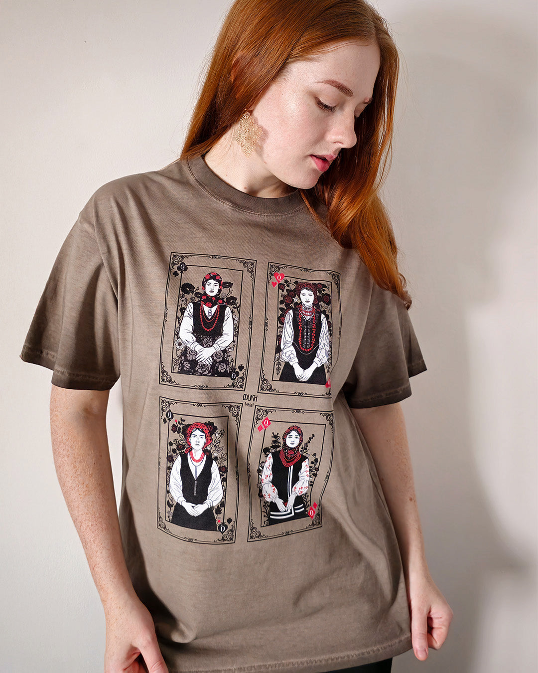 Four Queens Two-Sided Print Tee – Faded Coffee Color
